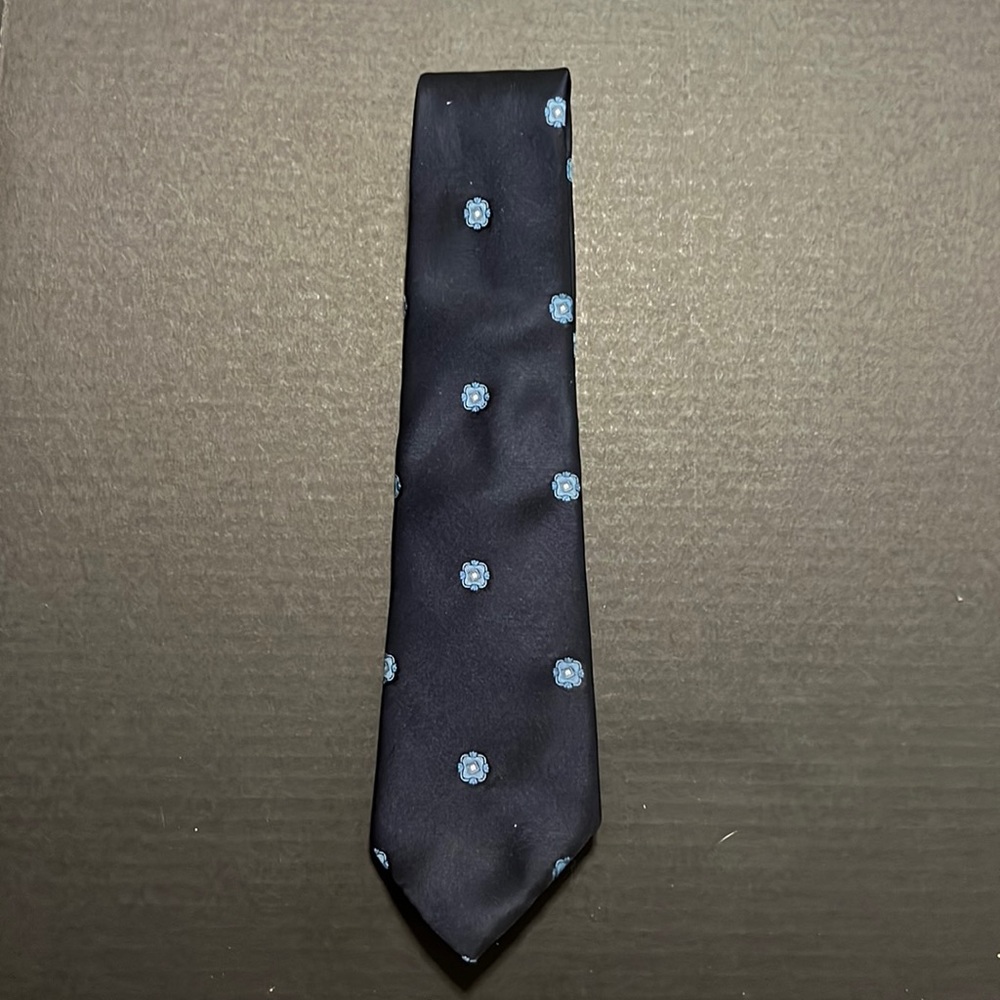 The men’s shop JCPenney blue on blue tie 3 1/2” x 56”